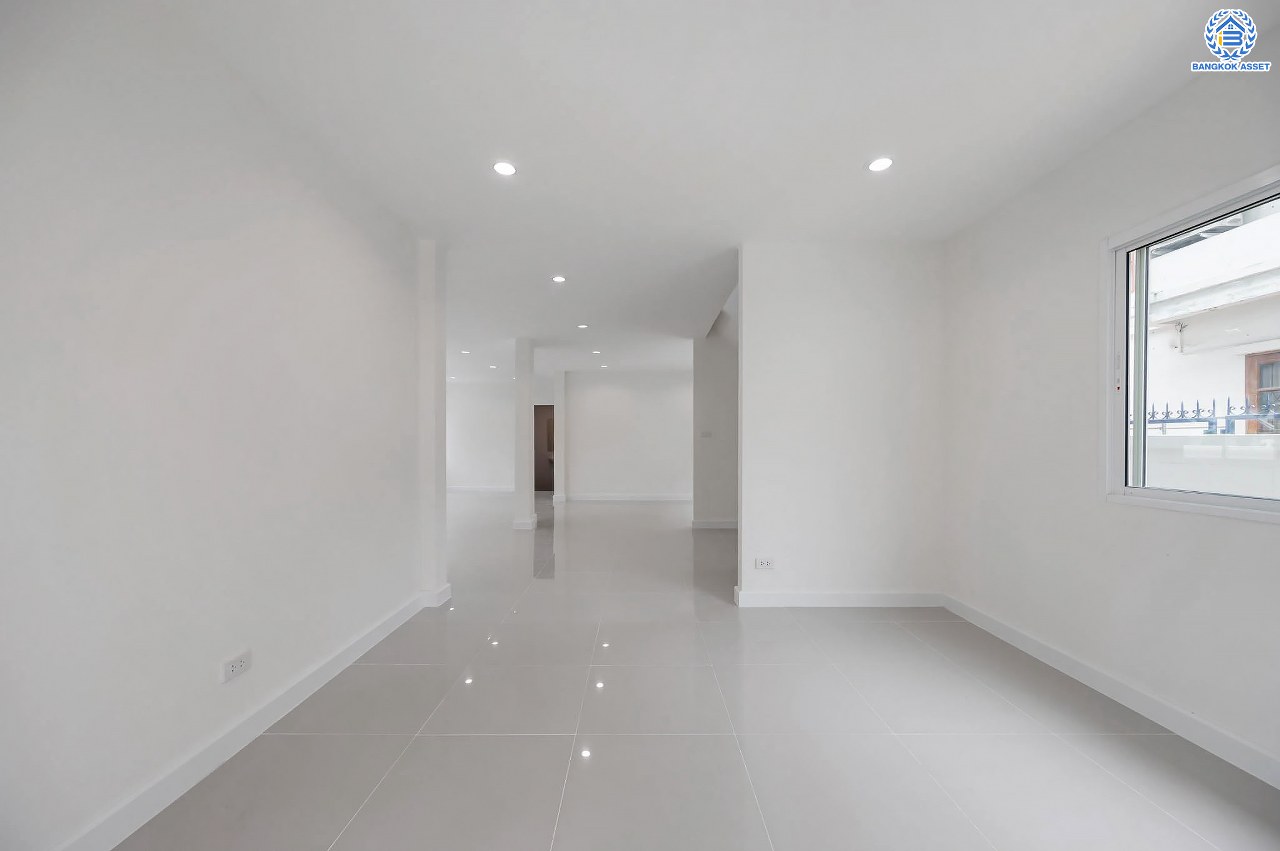 บ้านมือสองตกแต่งใหม่ โครงการ บ้านณัฐนันท์2 ดอนเมือง บ้านเดี่ยว หลังมุม  เนื้อที่ 56.9 ตร.ว. ฟังก์ชัน 3 ห้องนอน 3 ห้องน้ำ จอดรถได้ 1 คัน บนทำเลดีที่สุด ใกล้สนามบินดอนเมือง ทางด่วน "ศรีสมาน" และรถไฟฟ้าสายสีแดง "สถานีดอนเมือง"